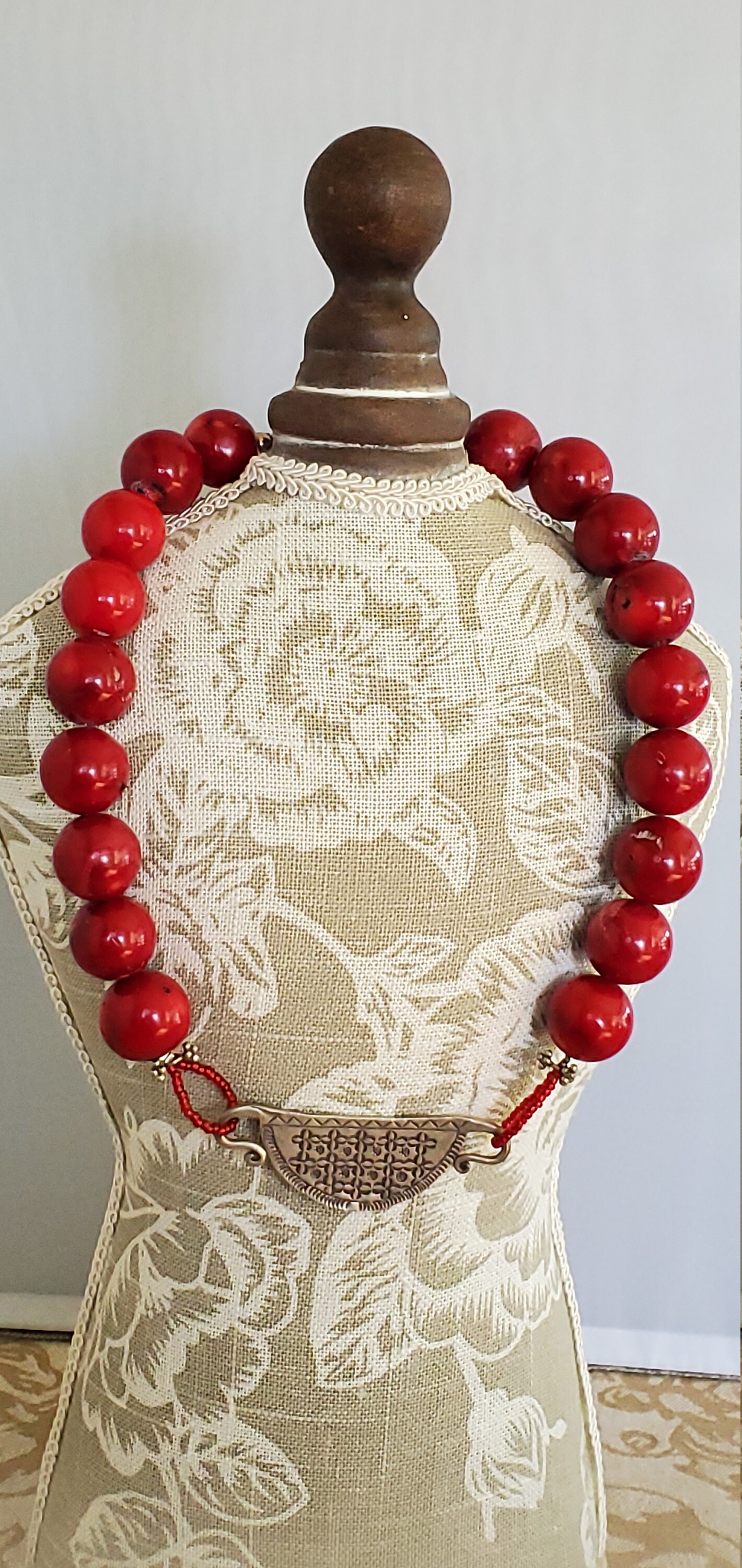 シルバーペンダント付きの赤い珊瑚ビーズチョーカーネックレス