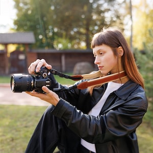 Correa de cuero acolchada C Coiro para cámara con liberación rápida, configurable como bandolera, correa de hombro ajustable para cámaras DSLR/SLR