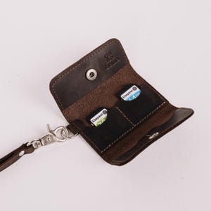 Estuche de cuero hecho a mano para tarjetas de memoria: Estuche para tarjetas SD de 4 ranuras