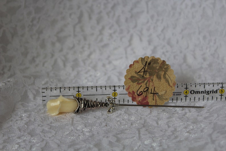 4 Pin with Clutch }{ Ivory Cream Calla Lily Flower } Sturdy Stick to Use and Wear } Boutonniere Lapel Scarf Derby Wedding Corsage Hat HP694