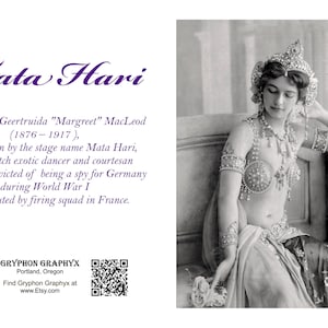 K&ouml;nnte beinhalten: Schwarz-Wei&szlig;-Fotografie von Mata Hari, einer niederl&auml;ndischen exotischen T&auml;nzerin, mit aufwendigem Schmuck und einem juwelenbesetzten Kopfschmuck. Der Text enth&auml;lt biografische Details und Shop-Informationen.