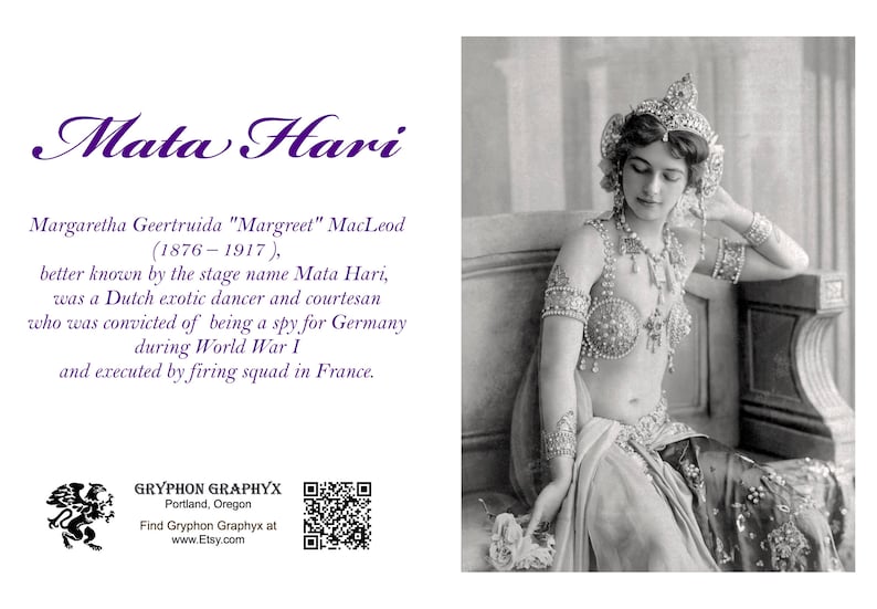 K&ouml;nnte beinhalten: Schwarz-Wei&szlig;-Fotografie von Mata Hari, einer niederl&auml;ndischen exotischen T&auml;nzerin, mit aufwendigem Schmuck und einem juwelenbesetzten Kopfschmuck. Der Text enth&auml;lt biografische Details und Shop-Informationen.
