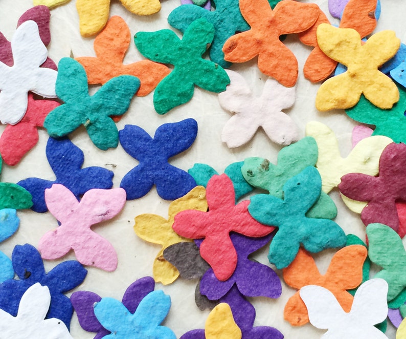 Puede incluir: Surtido de flores de papel de colores en varias formas y tama&ntilde;os. Las flores est&aacute;n hechas de papel fino y delicado y tienen una textura ligeramente arrugada. Los colores incluyen rosa, azul, morado, verde, rojo, naranja, amarillo y blanco.