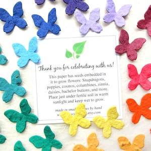 Puede incluir: Surtido de mariposas de papel de colores con semillas incrustadas. Las mariposas est&aacute;n hechas de papel reciclado y se pueden plantar para hacer crecer flores. La tarjeta dice: "&iexcl;Gracias por celebrar con nosotros! Este papel tiene semillas incrustadas para hacer crecer flores: Boca de drag&oacute;n, amapolas, cosmos, aguile&ntilde;as, zinnias, margaritas, botones de oro y mucho m&aacute;s. Coloque las semillas justo debajo de la tierra f&eacute;rtil en un lugar c&aacute;lido y soleado y mant&eacute;ngalas h&uacute;medas. Hecho en peque&ntilde;as cantidades a mano. .etsy.com"
