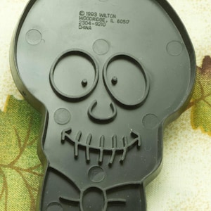 1993 Collectable Wilton Black Skull Halloween Plastic Cookie Cutter