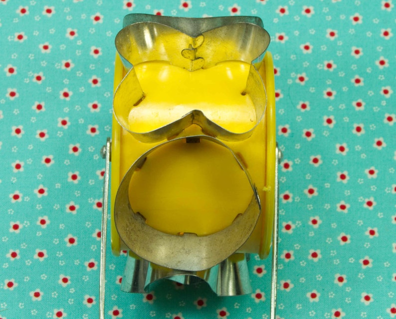 1970/'s Vintage Rolling Tin And Plastic Cookie Cutter Wheel Hong Kong