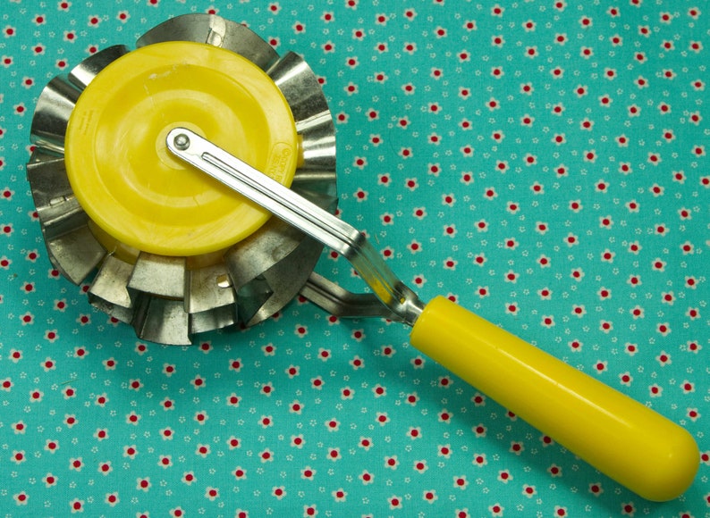 1970/'s Vintage Rolling Tin And Plastic Cookie Cutter Wheel Hong Kong