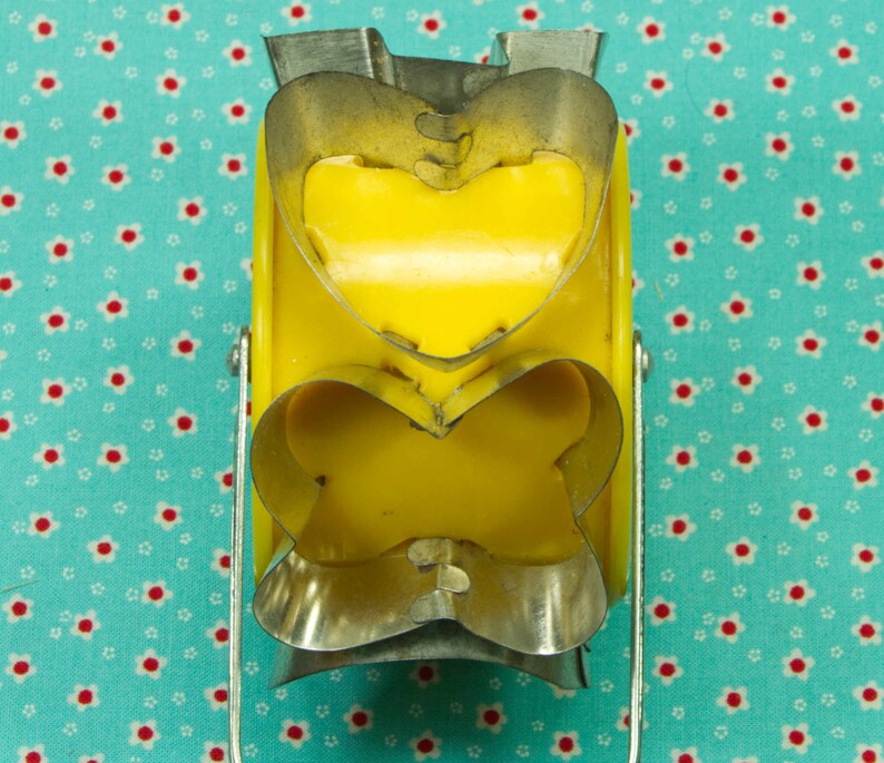 1970/'s Vintage Rolling Tin And Plastic Cookie Cutter Wheel Hong Kong