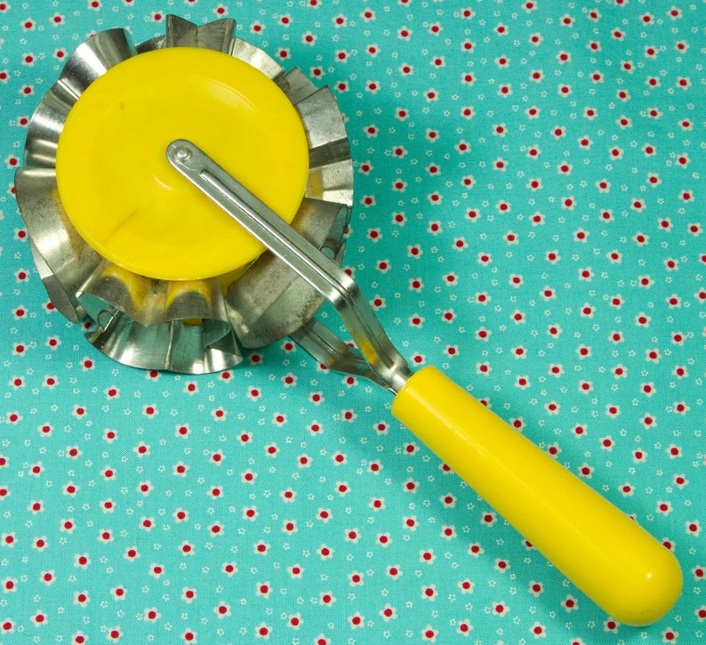 1970/'s Vintage Rolling Tin And Plastic Cookie Cutter Wheel Hong Kong