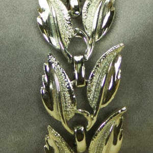 Collectable Mid Century Silver Tone Leaf Link Bracelet