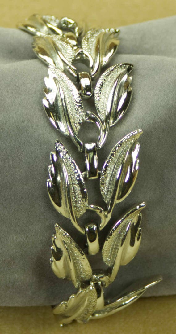 Collectable Mid Century Silver Tone Leaf Link Brac