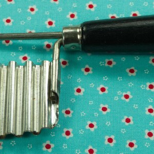 Vintage Wood Handle Crinkle Cut Garnishing Tool