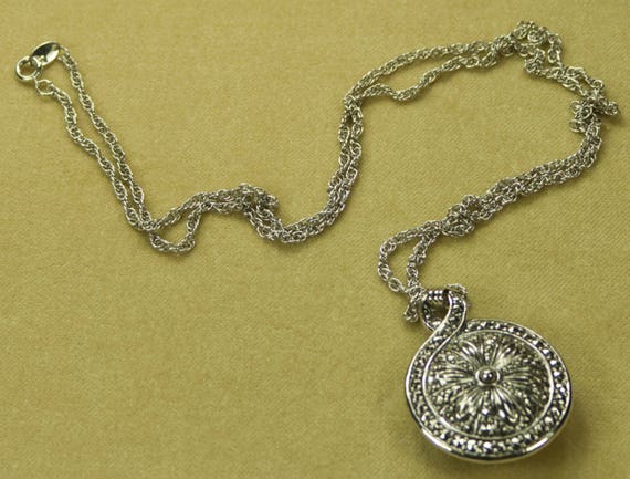 1993 Signed Avon Faux Pearl "Heirloom Riches Necklace… - Gem