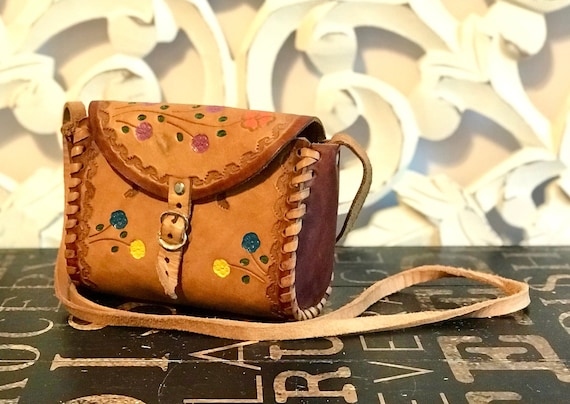 Soft Supple Tooled and painted cover depicts a domesticated camel 5.5 Leather Wallet In good condition 7 pocket desert theme