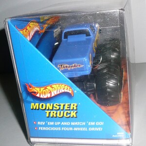 Może przedstawiać: Niebieski Monster Truck Hot Wheels w przezroczystym plastikowym opakowaniu. Ciężar&oacute;wka ma czarne koła i napis "Thrasher" nadrukowany na boku. Opakowanie zawiera napis "Monster Truck" oraz "Rev 'em up and watch 'em go! Ferocious four-wheel drive!"