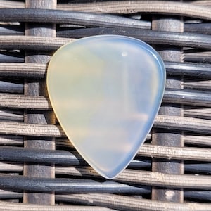 Brazilian agate stone guitar pick, standard, 2.1 mm - P1649