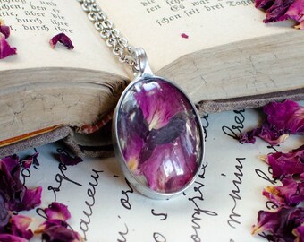 Petit collier ROSE ovale, pétales de roses séchées, collier terrarium, bijoux végétaux, bijoux soudés à l'étain véritable fleur séchée forêt fleur enfant