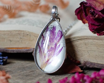 Collier de terrarium de dessin de FLEURS SAUVAGES pourpres et livre vintage PAPILLON, fleurs pressées,