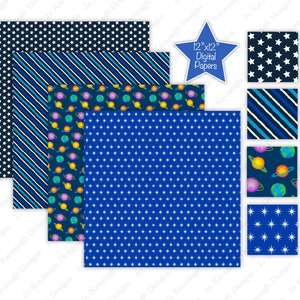 K&ouml;nnte beinhalten: Satz von sechs digitalen Papieren im Format 30,5 x 30,5 cm mit Weltraum-Motiven. Die Muster umfassen blaue und wei&szlig;e Streifen, wei&szlig;e Sterne auf dunkelblauem Hintergrund, wei&szlig;e Sterne auf hellblauem Hintergrund, Planeten auf dunkelblauem Hintergrund und ein wei&szlig;es Punkte-Muster auf hellblauem Hintergrund.