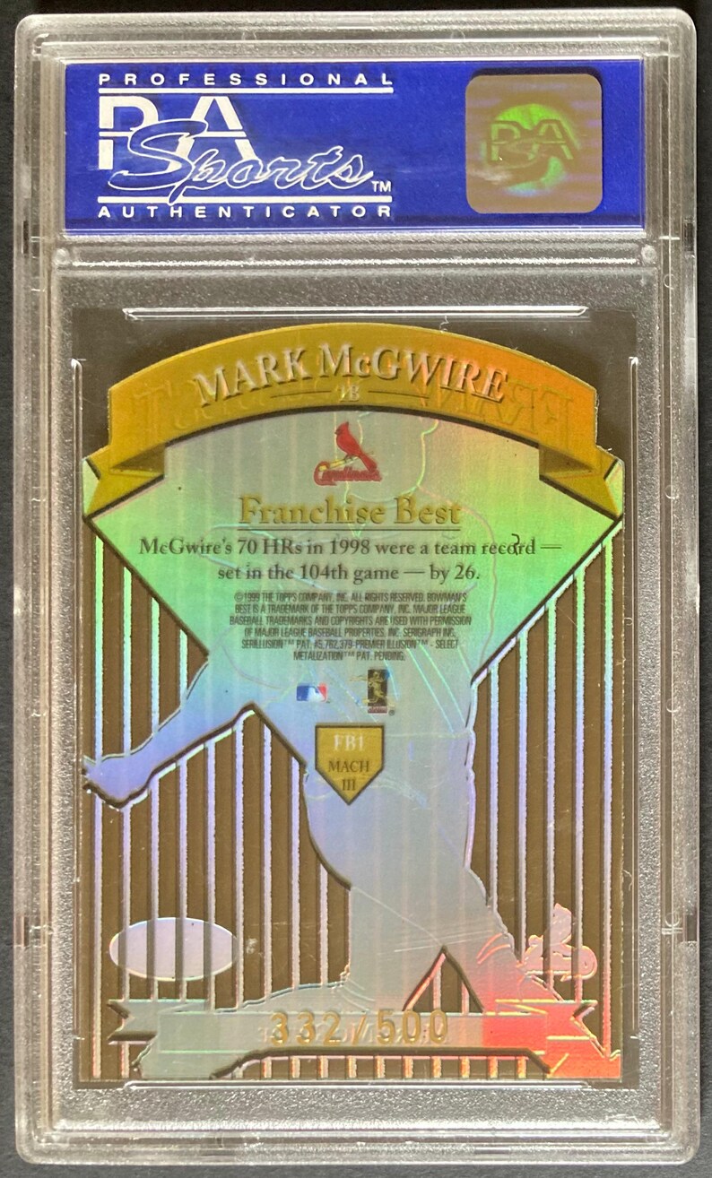 Puede incluir: Una tarjeta de b&eacute;isbol de Mark McGwire en un estuche protector. La tarjeta presenta una imagen hologr&aacute;fica de McGwire. El texto indica sus 70 jonrones en 1998. La tarjeta est&aacute; calificada y autenticada por Professional Sports Authenticator.
