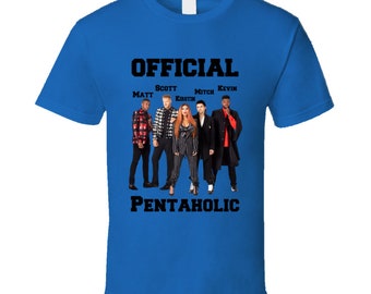 Può includere: Una t-shirt blu reale con il testo "OFFICIAL" in lettere nere sopra un gruppo di cinque persone. Il testo "PENTAHOLIC" è in lettere nere sotto il gruppo di persone. I nomi "MATT", "SCOTT", "KIRSTIN", "MITCH" e "KEVIN" sono in lettere nere sopra il gruppo di persone.