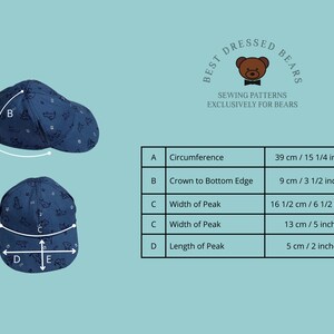 Pu&ograve; includere: Un berretto da baseball blu con un motivo di orsi bianco e blu. Il berretto ha una visiera curva e una corona con una guida di misurazione etichettata A, B, C, D ed E. Le misure sono in centimetri e pollici. Il testo "Best Dressed Bears" &egrave; in un cerchio con un orso che indossa un papillon.