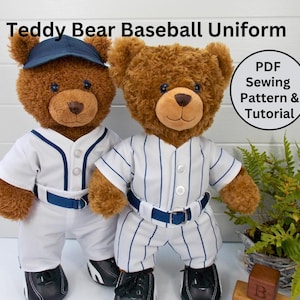 Op de afbeelding: Twee bruine teddyberen die witte en blauwe baseballuniformen dragen. De teddybeer links draagt een blauwe baseballpet. De teddybeer rechts draagt een witte baseballpet. De tekst "PDF Sewing Pattern & Tutorial" staat in een zwarte cirkel aan de rechterkant van de afbeelding.