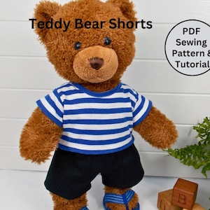 Op de afbeelding: Een bruine teddybeer die een blauw-wit gestreept shirt en een zwarte broek draagt. De beer staat op een houten oppervlak met een klein houten blokje waarop "B" staat. De tekst "Teddy Bear Shorts" staat bovenaan de afbeelding. De tekst "PDF Sewing Pattern & Tutorial" staat in een cirkel rechtsboven in de afbeelding.