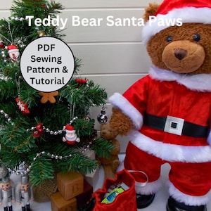 Op de afbeelding: Een bruine teddybeer die een rood kerstmanpak draagt met witte bontkraag en een zwarte riem. De beer staat voor een kleine kerstboom die versierd is met kerstballen. De tekst "Teddy Bear Santa Paws" en "PDF Sewing Pattern & Tutorial" is zichtbaar op de afbeelding.