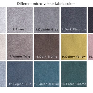 Op de afbeelding: Een kaart met 14 verschillende micro-velours stofkleuren. De kleuren zijn gelabeld met nummers en namen, zoals Mistgrijs, Zilver, Dolfijn grijs, Donker platina, Antraciet, Ivoor, Wintertak, Donkere truffel, Selderijgeel, Zilveren pioenroos, Hemelvaart, Legioenblauw, Koloniaal blauw en Bosbioom.