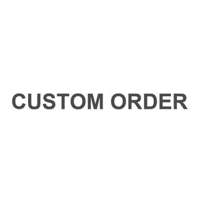 Op de afbeelding: Een effen witte achtergrond met de tekst CUSTOM ORDER in een eenvoudig, donkergrijs schreefloos lettertype. De tekst is horizontaal en verticaal gecentreerd en biedt een duidelijke en directe visuele aanduiding voor een aangepaste bestelling.