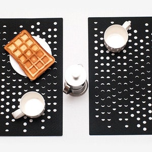 Set di tovagliette con fasi lunari/ Tovagliette moderne nere/ Allestimento tavola contemporaneo/ Tovagliette rettangolari in feltro/ Protezione moderna per tavolo da pranzo