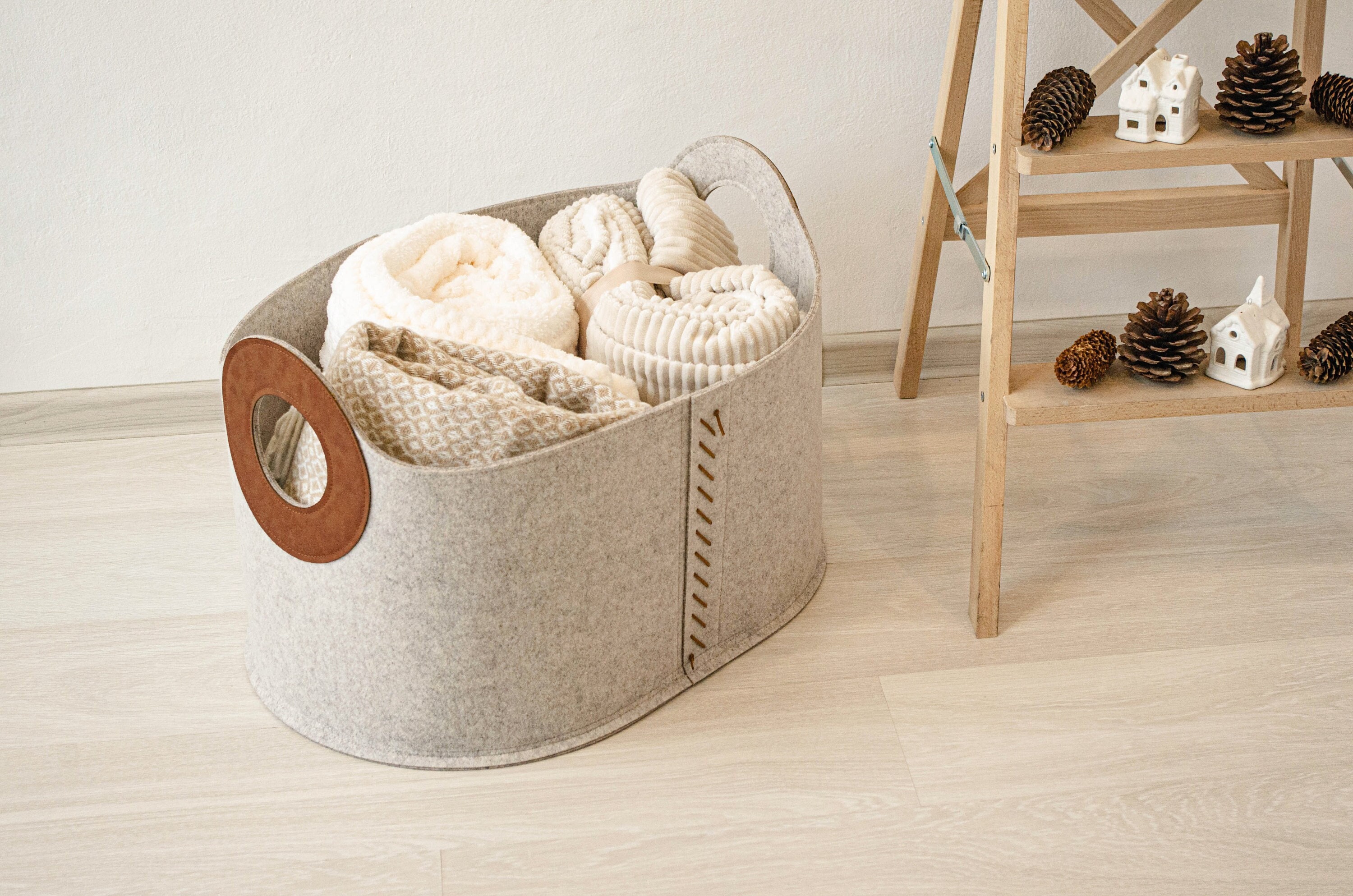 Großer Korb für Decken, Kaminholz, Zeitschriften, Spielzeug und Schals Strickzeug/ Robuster Holzkorb/ Filz + Veganes Leder Korb