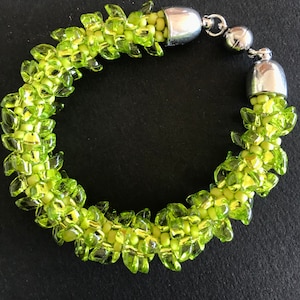 Pulsera kumihimo con cuentas