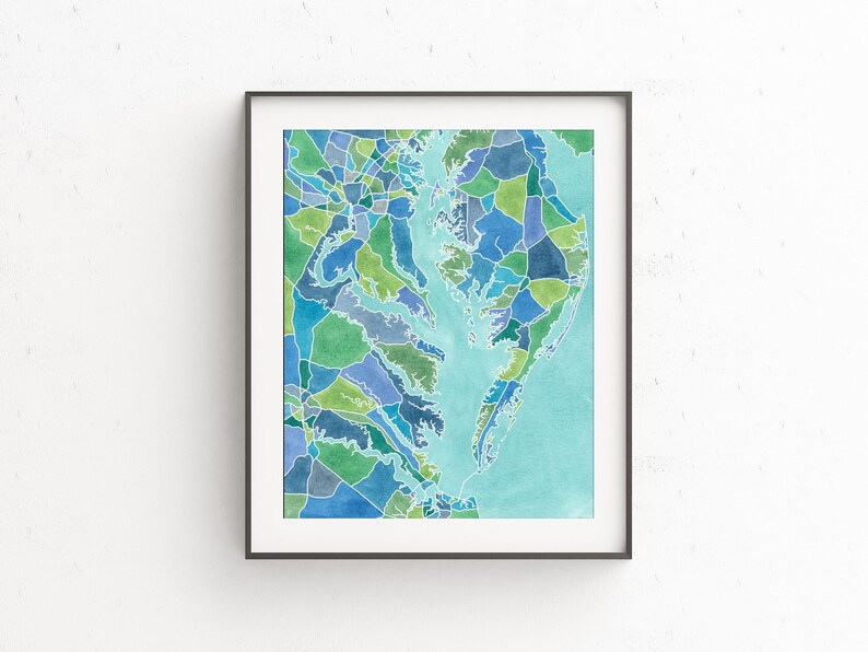 Op de afbeelding: Een aquarel schilderij van de Chesapeake Bay regio, met een gedetailleerde kaart van het gebied in de kleuren blauw, groen en lichtblauw.