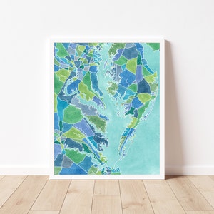 Op de afbeelding: Een aquarel schilderij van de Chesapeake Bay regio, met een gedetailleerde kaart van het gebied in blauw, groen en wit.