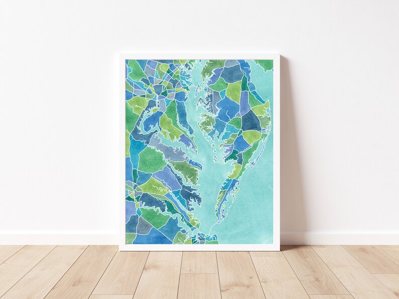 Op de afbeelding: Een aquarel schilderij van de Chesapeake Bay regio, met een gedetailleerde kaart van het gebied in blauw, groen en wit.