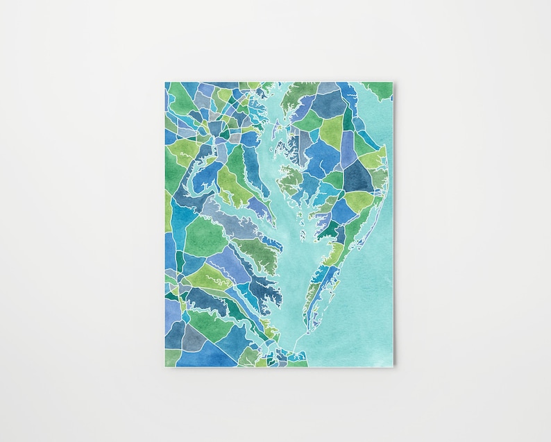 Op de afbeelding: Een aquarel schilderij van een kaart van het Chesapeake Bay gebied, met blauwe, groene en lichtblauwe kleuren. De kaart is verdeeld in veel kleine secties, elk met een andere kleur.