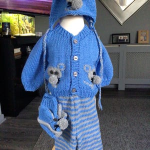 Handgestricktes Reborn Puppen-Maus Set, bestehend aus Mütze, Schühchen, Strickjacke und Hose