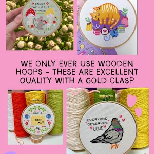 K&ouml;nnte beinhalten: Vier runde Stickrahmen aus Holz mit Kreuzstichmotiven: eine Maus mit Pilzen, eine schlafende orangefarbene Katze, ein Blumenmuster mit Text und eine Taube mit dem Text EVERYONE DESERVES LOVE. Jeder Rahmen verf&uuml;gt &uuml;ber einen goldenen Metallverschluss.