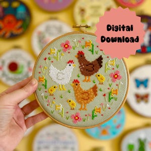 Könnte beinhalten: Ein Kreuzstich-Stickrahmen mit einem Design von Hühnern und Küken, umgeben von Blumen und Grün. Der Text "Digitaler Download" wird auf einer rosa Sternform angezeigt. Der Rahmen wird in einer Hand gehalten.