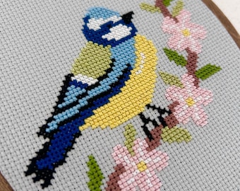 Kreuzstichpackung Blaumeise im Blumenmeer*