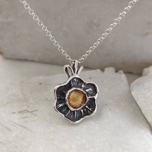 Silver Pendant in the shape of a Flower with Citrine Briolè Quartz