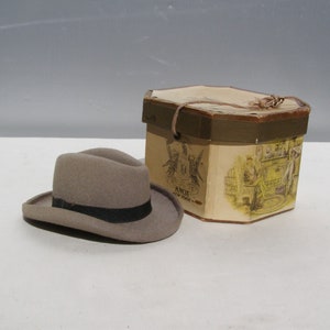 Hat Box Stock Photo - Download Image Now - Hatbox, Old-fashioned