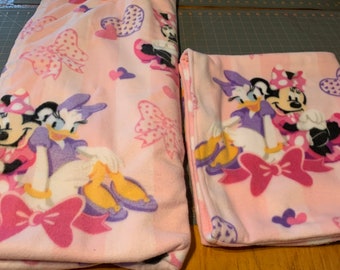 207.    Baby bed Minnie mouse bedspread