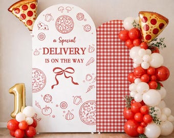 Może przedstawiać: Tło imprezy o tematyce pizzy z białym łukiem z ilustracjami pizzy i napisem "a Special DELIVERY IS ON THE WAY". Czerwone i białe balony oraz balony w kształcie kawałków pizzy zdobią scenę. Obecny jest również złoty balon z numerem 1.