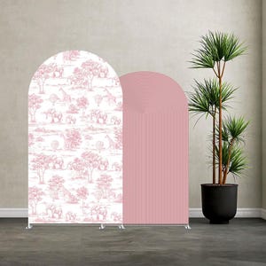 Puede incluir: Dos separadores de ambientes arqueados. Uno presenta una escena de safari rosa y blanca con elefantes, jirafas y globos aerostáticos. El otro es rosa liso con líneas verticales. A la derecha hay una planta alta en maceta.