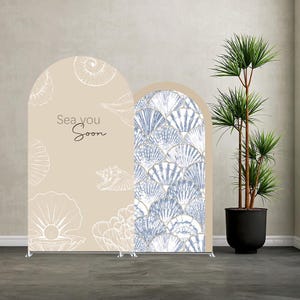 Könnte beinhalten: Ein beigefarbener Hintergrund mit gewölbtem Oberteil, der Muscheldarstellungen und den Text "Sea you Soon" zeigt. Die rechte Seite zeigt ein blau-weißes Muschelmuster. Rechts steht eine hohe Topfpflanze.