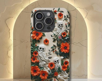 Op de afbeelding: Een witte iPhone-hoes met een bloemenontwerp met oranje bloemen en witte schedels. De hoes heeft een uitsparing voor de cameralens en een verhoogde rand rond de randen om het scherm te beschermen.