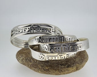 Conjunto de 4 pulseras de puño de plata maciza, pulsera de brazalete Om Namah Shivaya para meditación, yoga o concentración, pulsera Shiva boho hippie